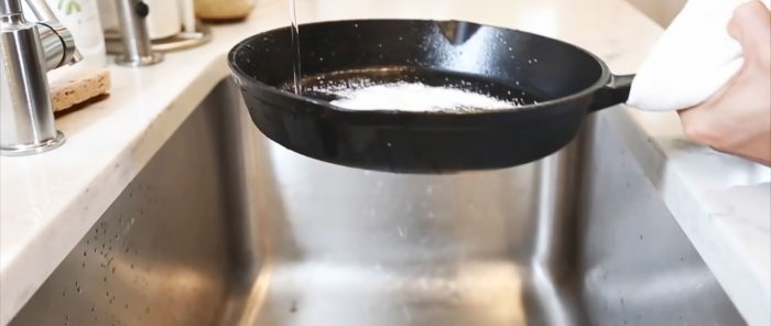 Πώς να καθαρίσετε σωστά ένα μαντεμένιο τηγάνι μετά τη χρήση για να διατηρήσετε τις αντικολλητικές του ιδιότητες