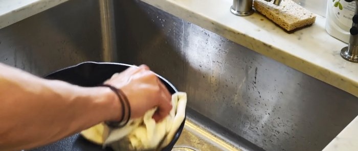 Hoe je een gietijzeren koekenpan na gebruik goed schoonmaakt om de antiaanbakeigenschappen te behouden