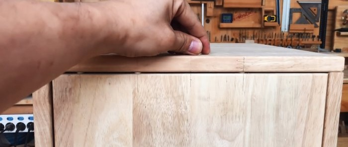 Hvordan lage en nøkkelfri hemmelig magnetlås på møbler