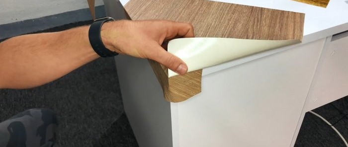Как да залепите самозалепващо фолио върху ъглите и ръбовете на мебелите