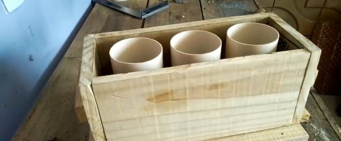 Cómo hacer un molde sencillo para fundir bloques de cemento a partir de tablas y tubos de PVC.