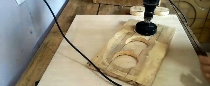 Hur man gör en enkel form för gjutning av cementblock från brädor och PVC-rör