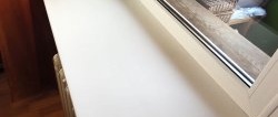 Een goedkope manier om een ​​vergeelde kunststof vensterbank witter te maken