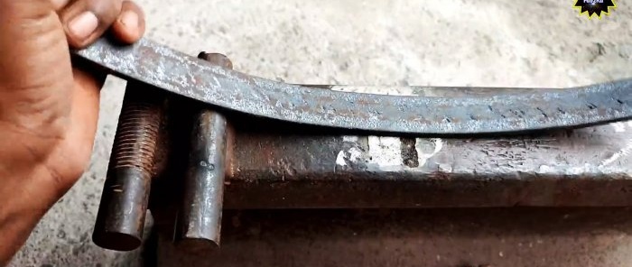 Jak vyrobit zařízení pro ohýbání ocelového pásu naplocho a na hraně