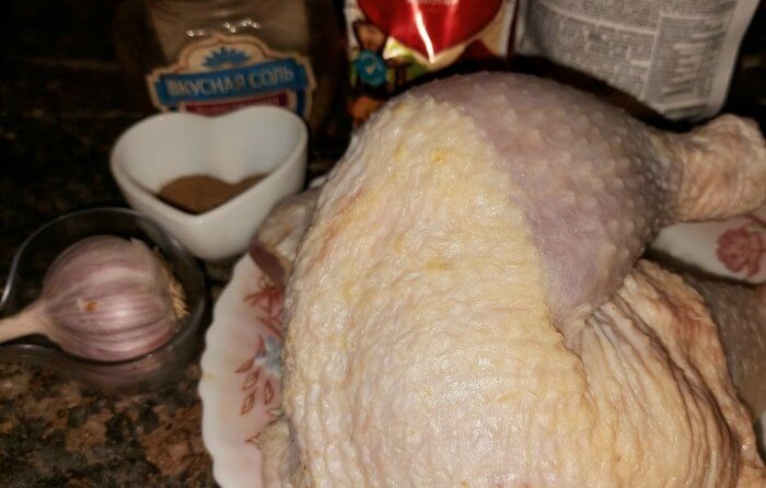 Ayam dimasak di atas rak dawai di dalam ketuhar Resipi yang tidak dinilai untuk kulit yang rangup