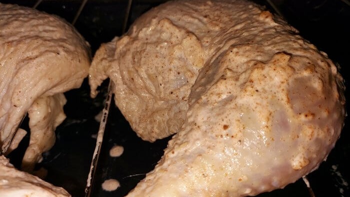 Ayam dimasak di atas rak dawai di dalam ketuhar Resipi yang tidak dinilai untuk kulit yang rangup