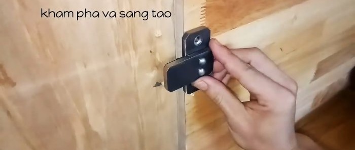 Automatic door latch made of reinforcement