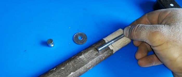 Cómo calzar un martillo de forma fiable y permanente con una cuña de tornillo