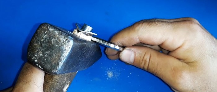 How to reliably and permanently wedge a hammer with a screw wedge