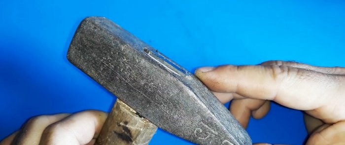 Hvordan man pålideligt og permanent kiler en hammer med en skruekile