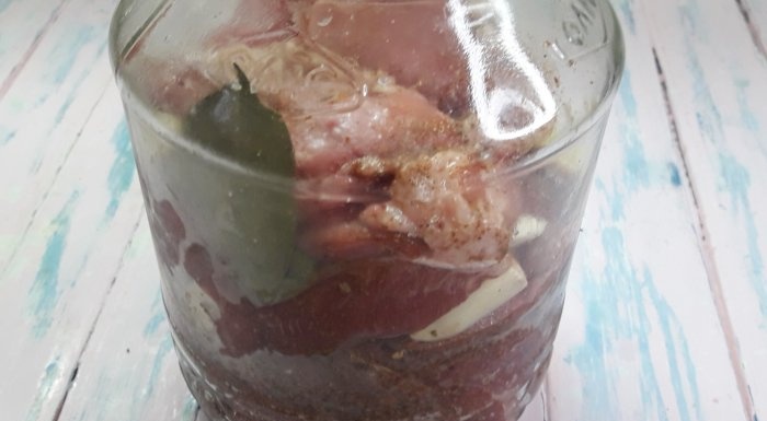 Wie man echtes gekochtes Schweinefleisch in einem Glas kocht