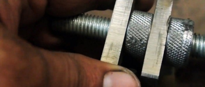Cómo hacer un dispositivo para afilar taladros con materiales simples.