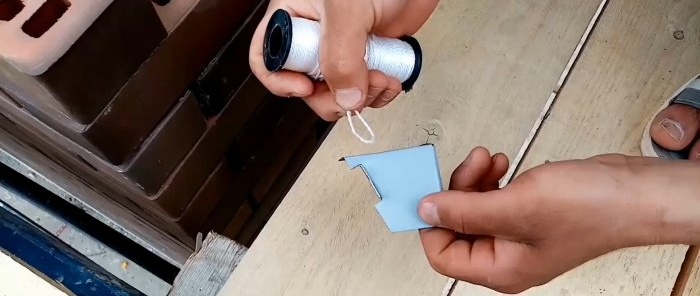 Как да направите обикновена скоба за кабел от парче калай за гладко полагане на тухли