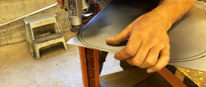 Hogyan készítsünk merevítőket egy fémlemezre prés nélkül