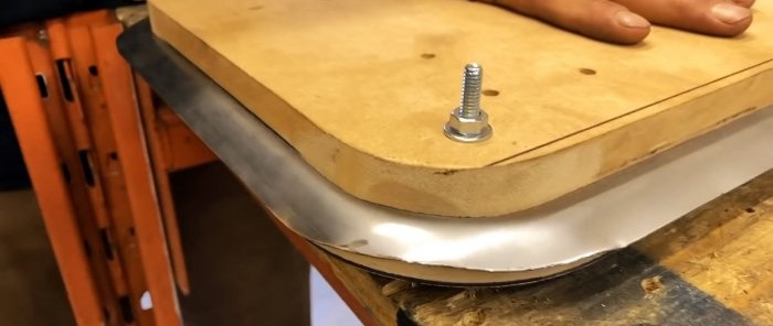 Hoe verstijvers op een metalen plaat te maken zonder pers