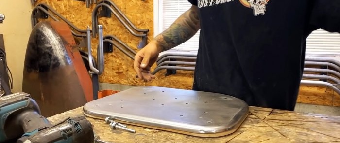 Cách làm chất tăng cứng trên tấm kim loại mà không cần máy ép