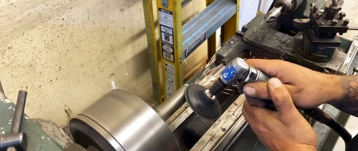 Cómo hacer refuerzos en una chapa de metal sin prensa.