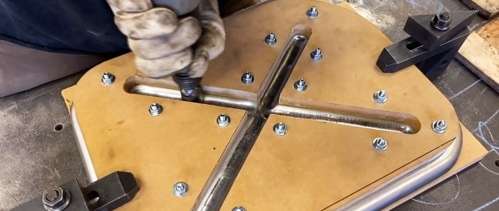 Cách làm chất tăng cứng trên tấm kim loại mà không cần máy ép