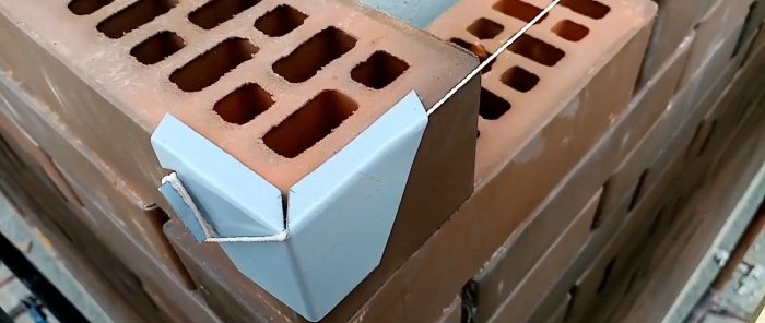 Kako napraviti jednostavnu stezaljku za kabel od komada kositra za glatko polaganje opeke