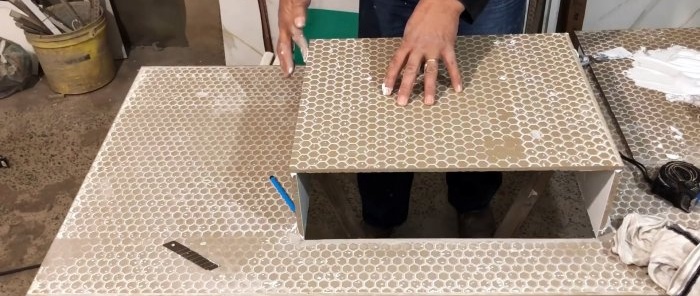 Hur man gör ett handfat i badrummet av keramiska plattor