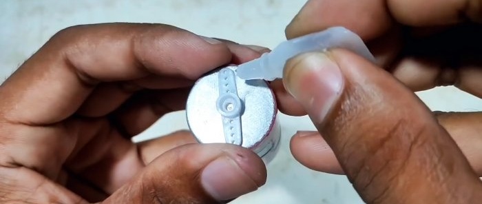 Cómo hacer un interruptor de guirnalda mecánico sin conocimientos de electrónica.