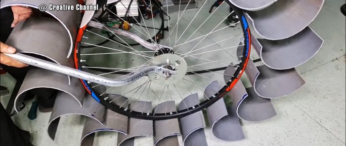 Minicentral hidroelèctrica feta amb peces de bicicletes i tubs de PVC