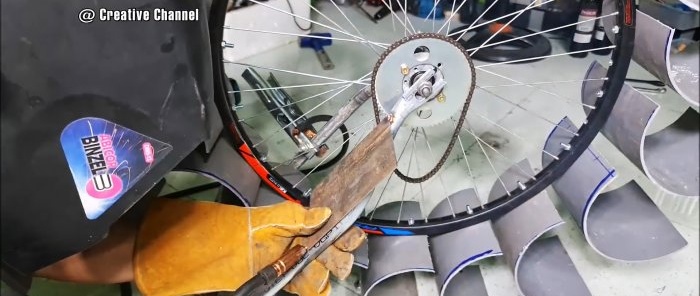 Mini-Wasserkraftwerk aus Fahrradteilen und PVC-Rohren