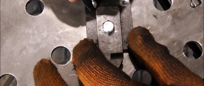 Le loquet à faire soi-même le plus simple fabriqué à partir de restes de métal