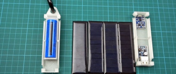 Montaje de un banco de energía turístico en miniatura sobre paneles solares.