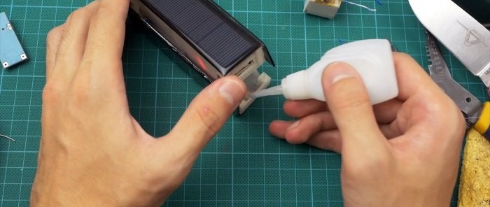 Montaż miniaturowego power banku turystycznego na panelach słonecznych