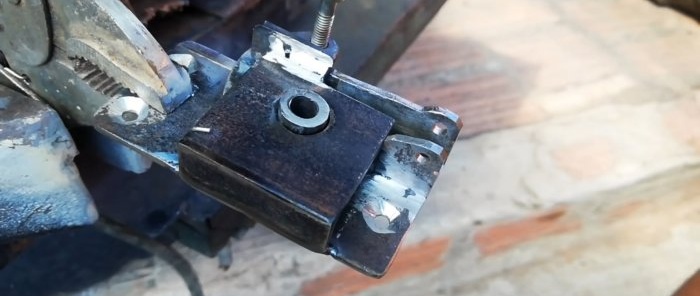 Praktisk automatisk lås fremstillet af metalskrot