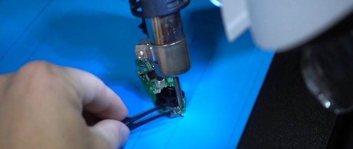 USB microscope for soldering from a webcam and an old camera lens