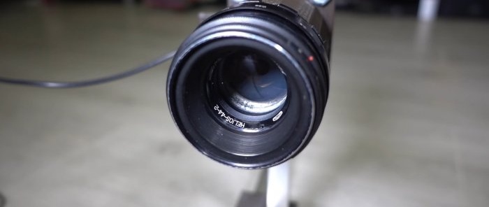 USB-mikroskop for lodding fra et webkamera og en gammel kameralinse