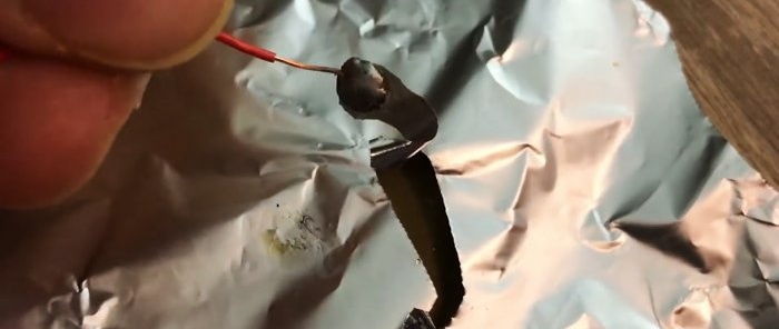 Как да запоявате меден проводник към алуминиево фолио