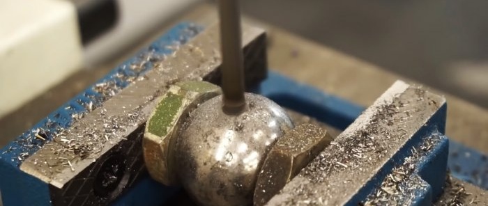 كيفية حفر محمل أو أداة فولاذية باستخدام مثقاب رخيص الثمن
