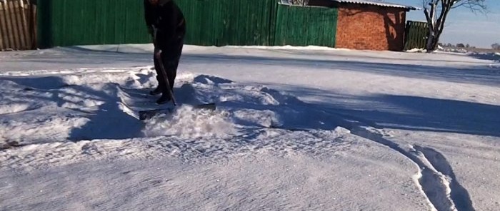 Cum să faci o greblă ușoară pentru îndepărtarea rapidă a zăpezii