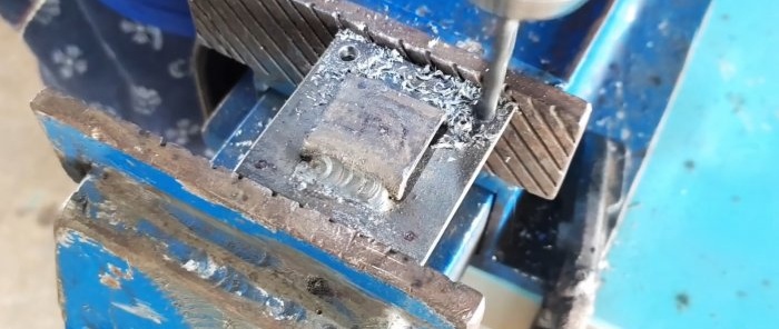Hvordan lage en enkel og pålitelig dørlås av metallrester