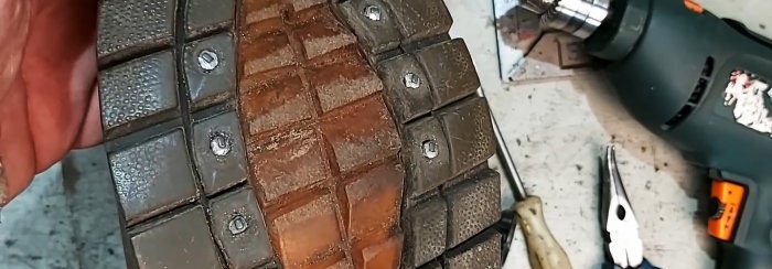 Hoe maak je schoennoppen met behulp van noppen van een oude autoband?
