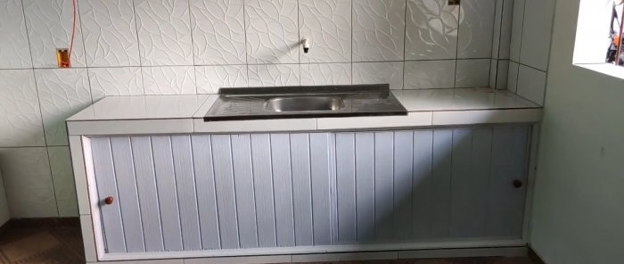 Hvordan lage et skap under en vask eller badekar fra PVC-paneler på 1 time