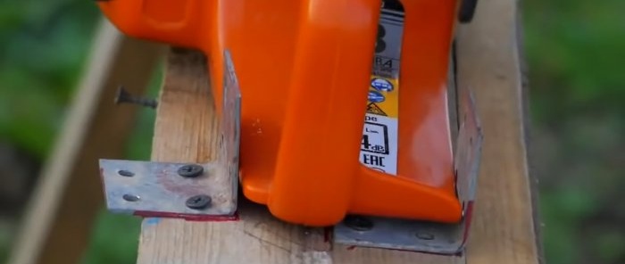 Jak zrobić maszynę na bazie piły łańcuchowej do szybkiego przecinania desek lub gałęzi na drewno opałowe