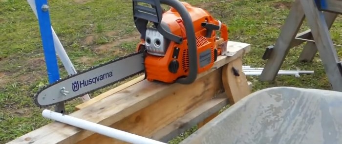 Yakacak odun için tahtaları veya dalları hızlı bir şekilde kesmek için motorlu testere tabanlı bir makine nasıl yapılır