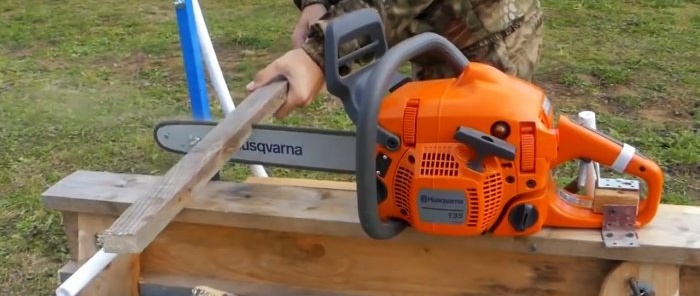 Cómo hacer una máquina con motosierra para aserrar rápidamente tablas o ramas para leña
