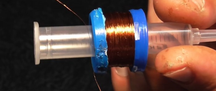 Hoe maak je een eeuwige zaklamp zonder batterijen uit een injectiespuit