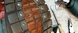 Eski bir araba lastiğindeki çivileri kullanarak ayakkabı çivileri nasıl yapılır?