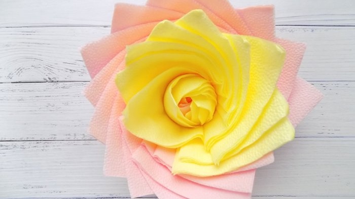 Hvordan lage en frodig blomst fra papirservietter på kort tid og forvandle feriebordet ditt