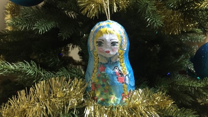 Igračka za božićno drvce Snježna djevojka izrađena od papier-mâchéa