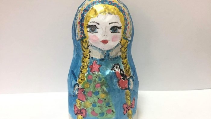 Juletreleketøy Snow Maiden laget av pappmaché