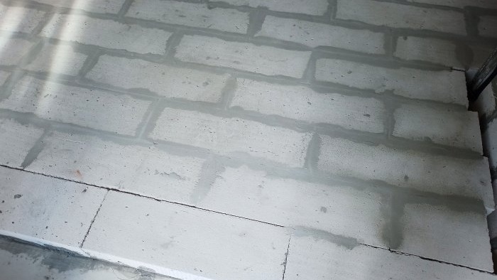 Penebat lantai dengan blok gas adalah teknologi yang diremehkan dengan beberapa kelebihan yang sangat baik