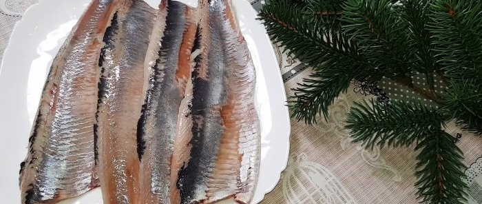 Paano mabilis na alisan ng balat ang boneless herring fillet