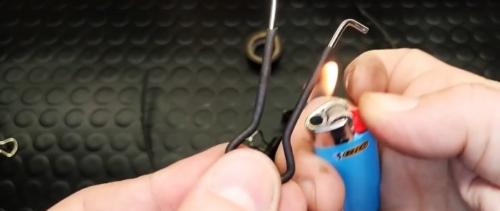 How to make a holder from a paper clip and forget about freezing windshield wipers